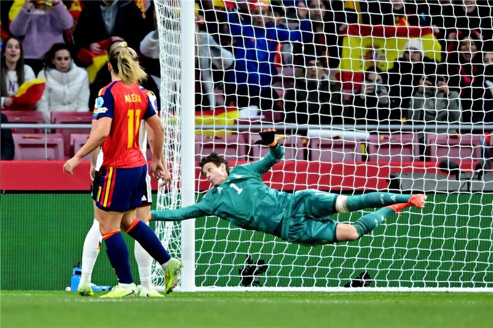 Gegen Spanien gefordert: Nationaltorhüterin Ann-Katrin Berger.Sebastian Christoph Gollnow/dpa