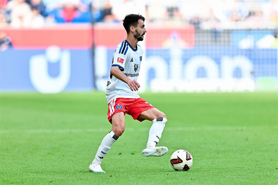 Gegen Stuttgart im Fokus: HSV-Techniker Fabio Vieira. Uwe Anspach/dpa