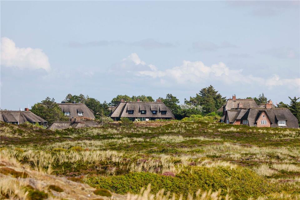 Sand und Deiche sichern Häuser auf Sylt vor Sturmflut-Folgen Gegen Wind und Sturmfluten schützen die Sylterinnen und Sylter ihre Häuser schon seit vielen Jahren. (Symbolbild)Frank Molter/dpa
