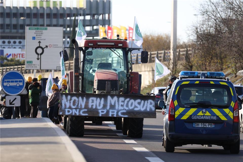 Gegen das Mercosur-Handelsabkommen der EU mit südamerikanischen Ländern wollen Bauern auch in MV protestieren. Das kann zu Verkehrsbehinderungen führen. (Archivbild)Fred Scheiber/AP/dpa