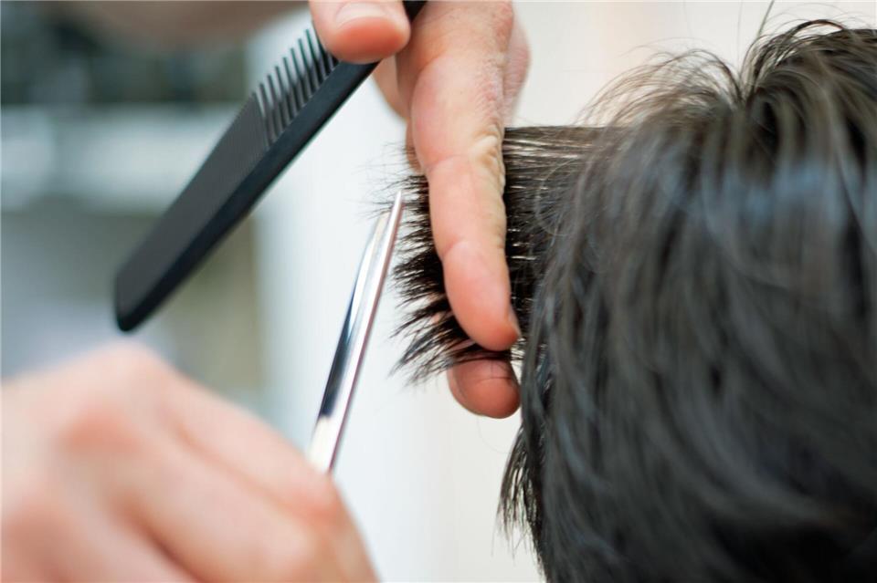 Gegen den 21-jährigen Friseur wurde ein Strafverfahren eingeleitet. (Symbolbild)Symbolbild Friseur/dpa