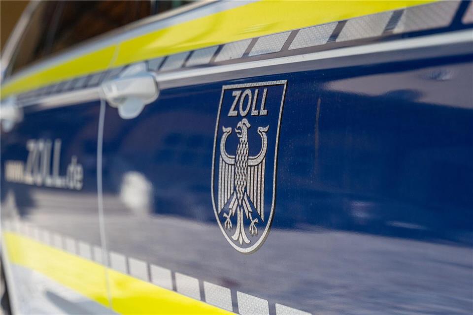 Gegen den 22-jährigen Autofahrer ermittelt der Zoll wegen mutmaßlicher Steuerhinterziehung. (Symbolbild)Leonie Asendorpf/dpa