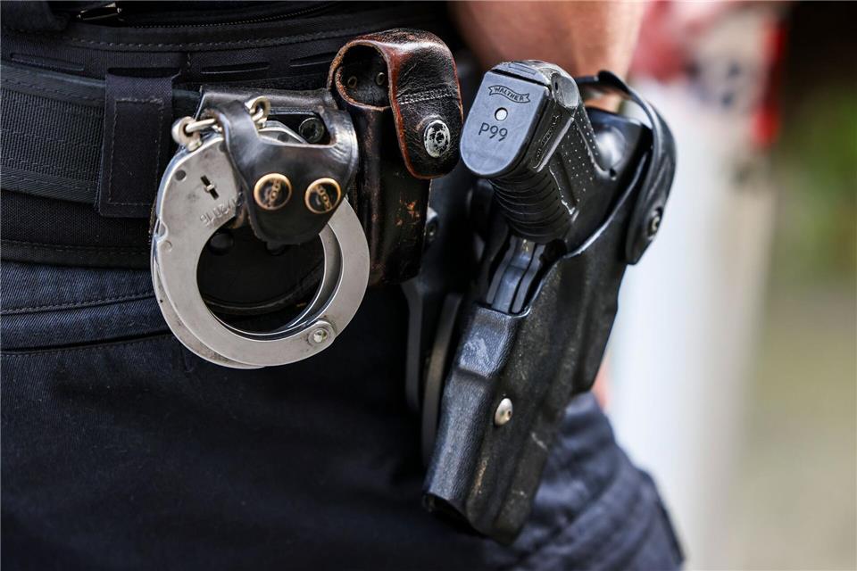 Gegen den 35-Jährigen lag ein offener Haftbefehl vor. (Symbolbild)Christoph Reichwein/dpa