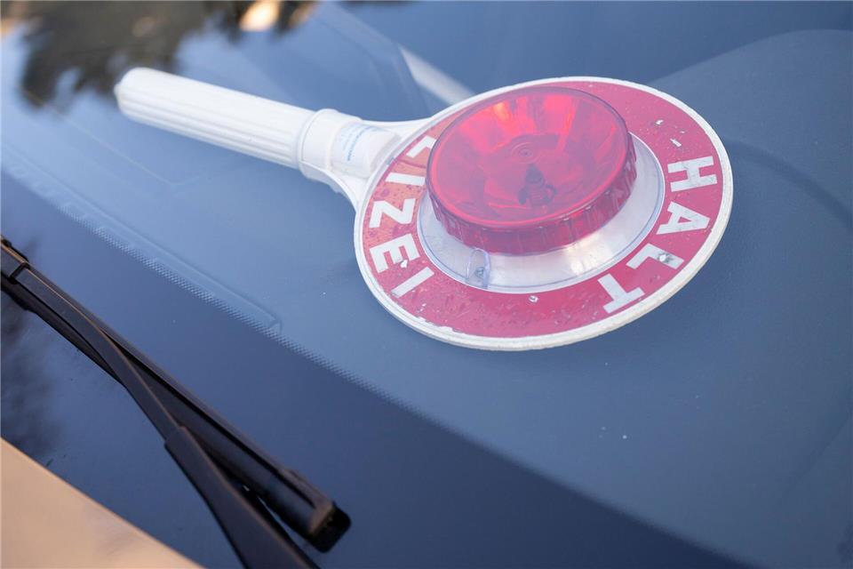 Gegen den 43-Jährigen ermittelt die Polizei nun wegen eines Verstoßes gegen das Betäubungsmittelgesetz. (Symbolbild)Peter Kneffel/dpa