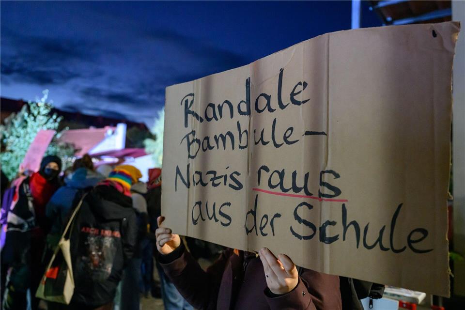 Minister wirft AfD Hetze vor - Kontroverse bei Talkrunde Gegen den Auftritt eines AfD-Politikers bei einem RBB-Talk in Bad Freienwalde gab es Protest.Patrick Pleul/dpa