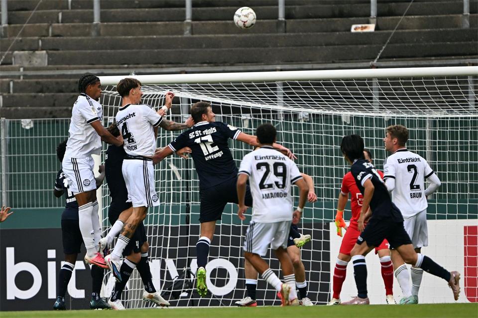 Gegen den Bundesligisten war Fünfligist SC St. Tönis chancenlos. Federico Gambarini/dpa