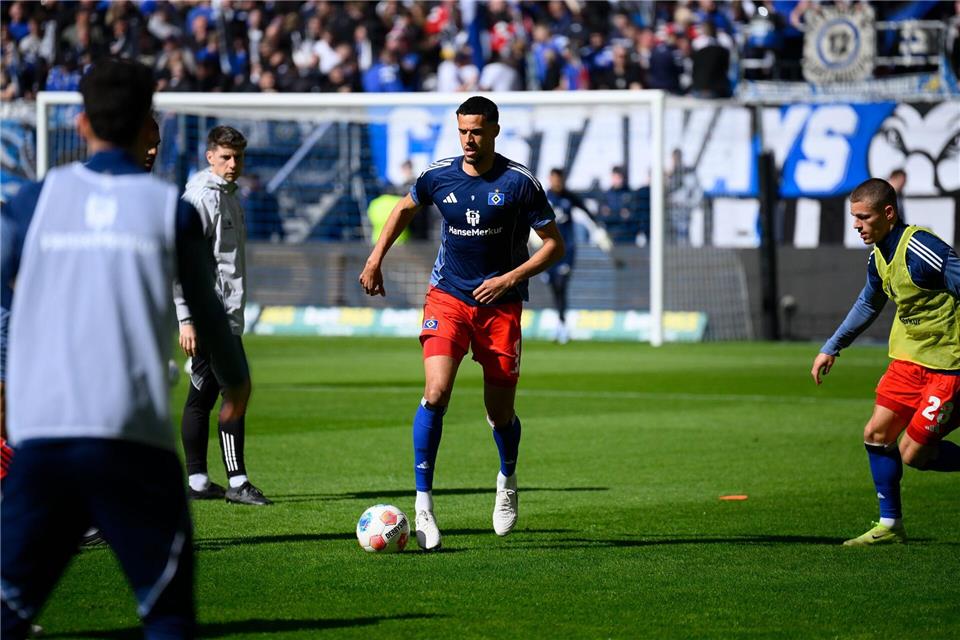 Gegen den FC Augsburg als Startspieler gefragt: HSV-Mittelstürmer Robert Glatzel (M). Gregor Fischer/dpa