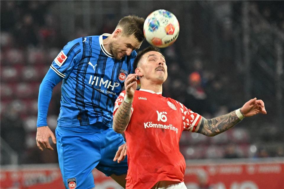 Gegen den HSV hofft der 1. FC Heidenheim auch auf die Zweikampfstärke von Kapitän Mainka (l). (Archivbild)Torsten Silz/dpa