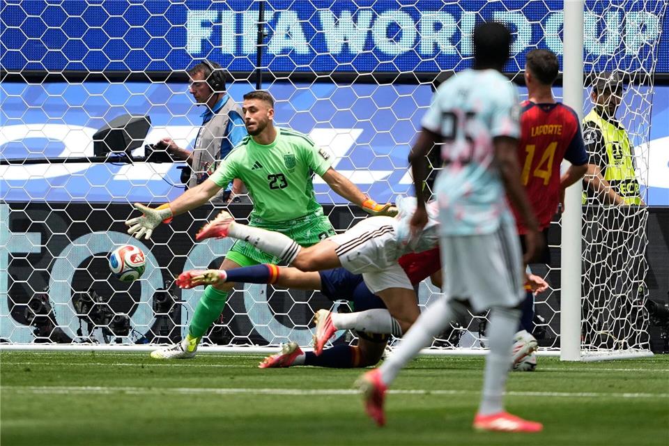 Gegen den Kopfball des Belgiers Charles De Ketelaere (M/verdeckt) war Spaniens Nummer eins Unai Simon (l) machtlos. Lindsey Wasson/AP/dpa