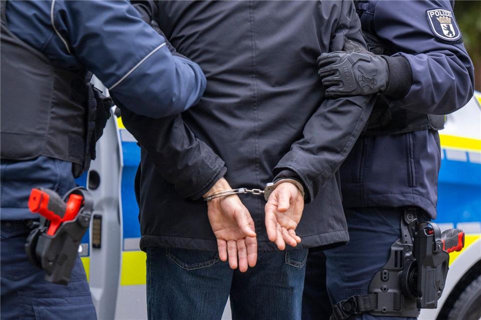 Gegen den Mann werde wegen des Verdachts auf Störung des öffentlichen Friedens durch Androhung von Straftaten, Bedrohung sowie wegen des Verstoßes gegen das Waffengesetz ermittelt. (Symbolbild)Monika Skolimowska/dpa