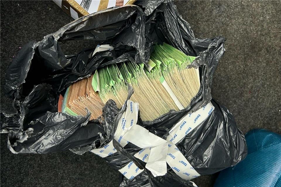 Gegen den Mann wird nun wegen Geldwäsche ermittelt. (Symbolbild)-/Hauptzollamt Landshut/dpa