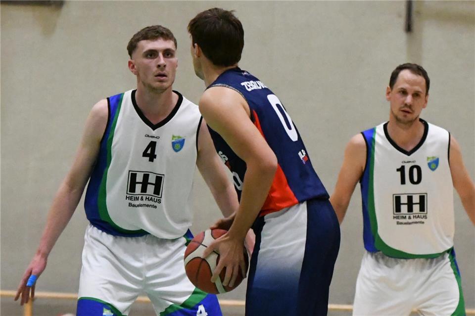 Gegen den Zweiten ist eine starke Defense gefordert: Borkens Mika Waldner (links) muss mit dem RSV gegen Salzkotten ran.