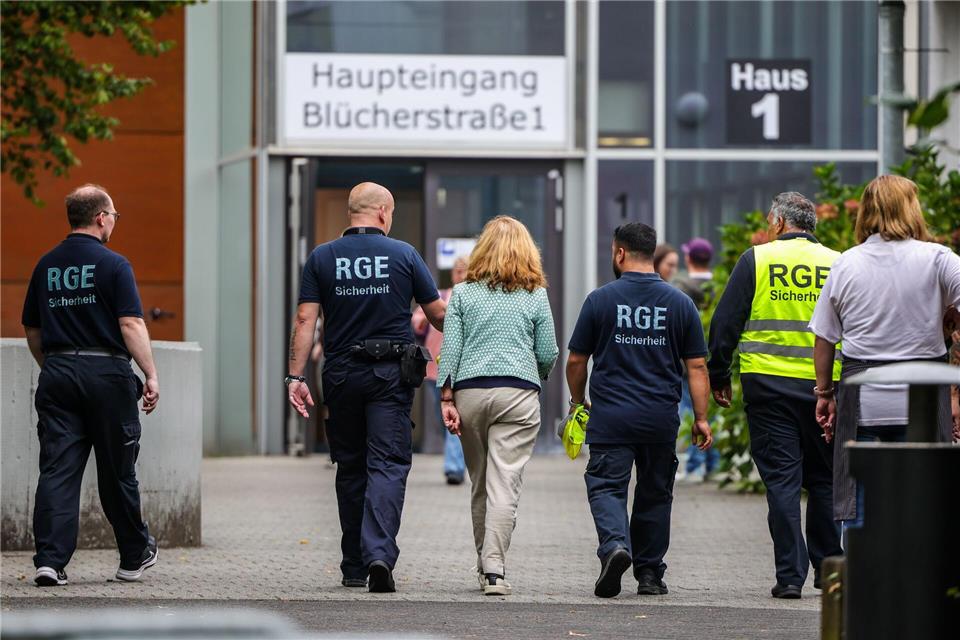 Gegen den festgenommenen 17-Jährigen gibt es nach dem Angriff in einem Berufskolleg noch weitere Verdachtspunkte. (Archivbild)Christoph Reichwein/dpa