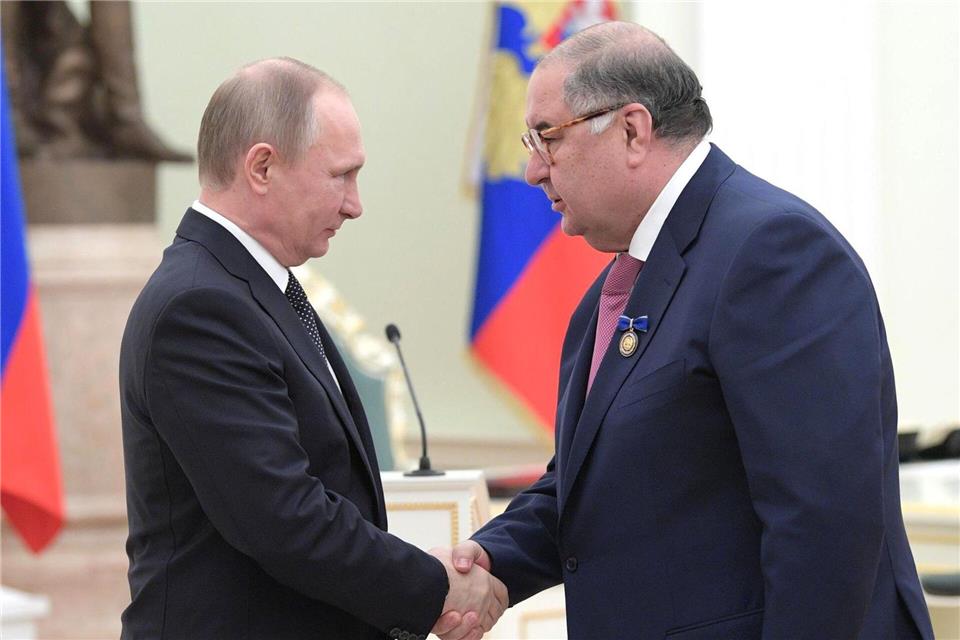 Gegen den russischen Oligarchen Usmanow (r.), der als Vertrauter von Präsident Putin (l.) gilt, wird in München nicht weiter ermittelt. (Archivbild)Aleksey Nikolskyi/Planet Pix via ZUMA Wire/dpa