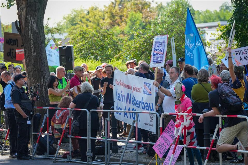Gegen die Eröffnung des neuen Autobahnstücks protestierten Demonstranten. Soeren Stache/dpa