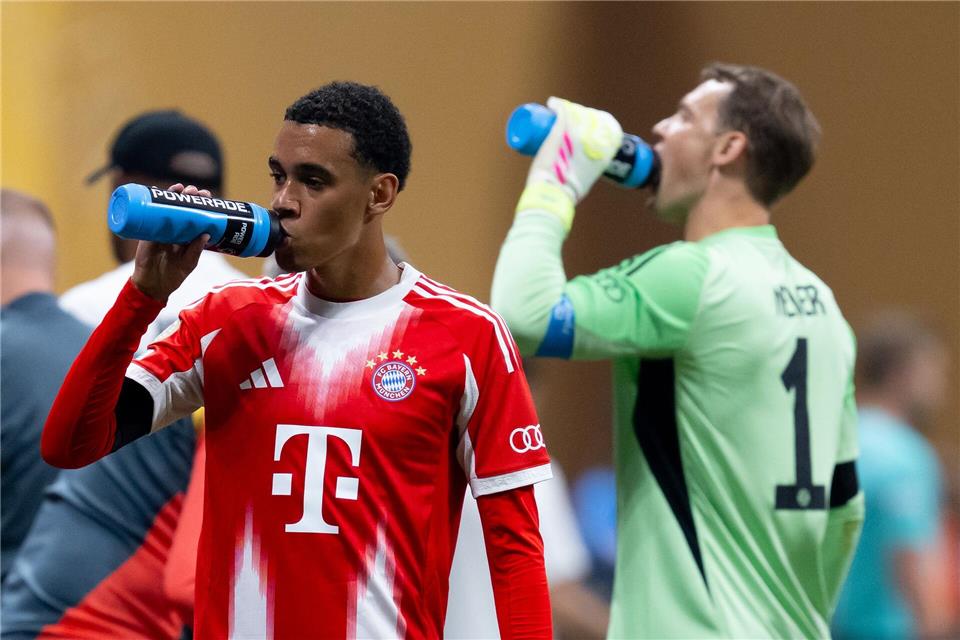WM-Debatte um Anstoßzeiten: DFB-Fans droht Nachtschicht Gegen die Hitze: Gibt es bei der Fußball-WM mehr Trinkpausen? (Archivbild)Sven Hoppe/dpa