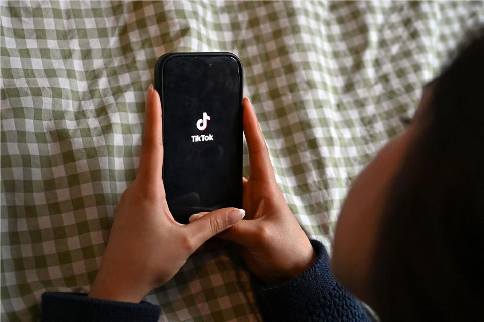 Gegen die Online-Plattform TikTok des chinesischen Anbieters ByteDance laufen mehrere EU-Verfahren. (Symbolbild) Elisa Schu/dpa