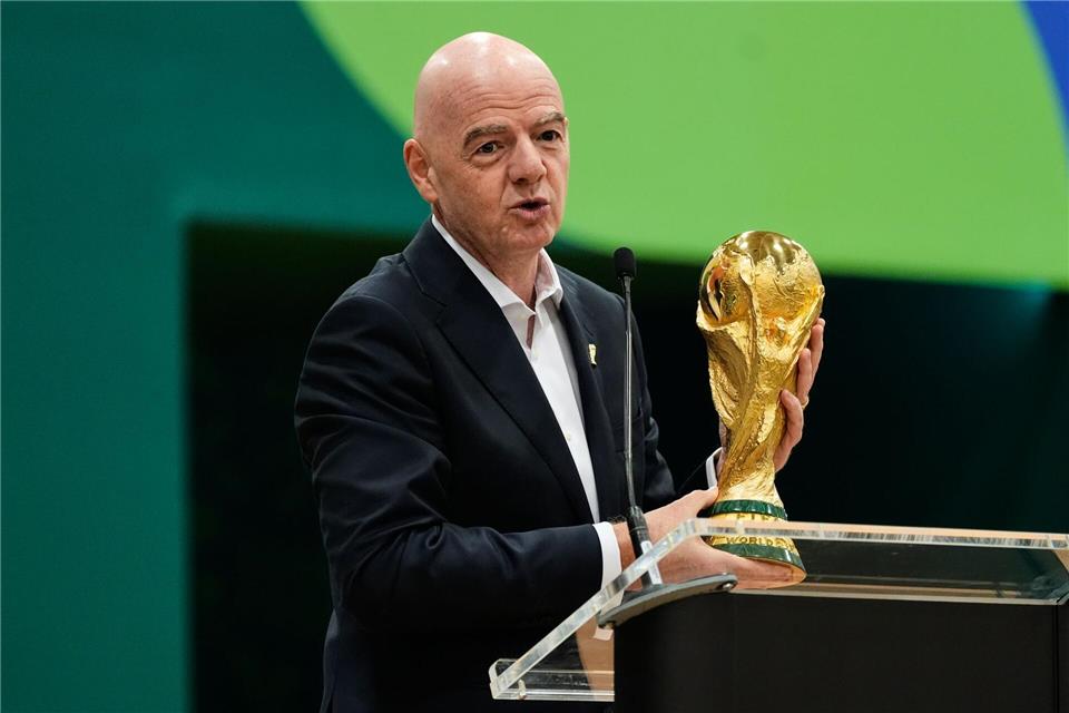Gegen die Pläne von FIFA-Präsident Gianni Infantino regt sich Widerstand. (Archivbild)Tony Gutierrez/AP/dpa