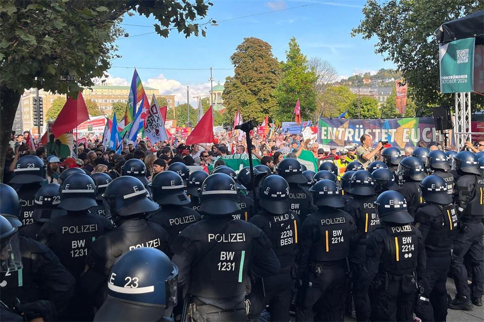 Gegen die Rede der BSW-Rednerin gab es Sprechchöre, die Polizei zeigte Präsenz an der Bühne. Marc Zeilhofer/dpa