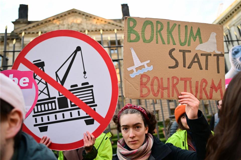Gegen die geplante Gasförderung vor Borkum gibt es immer wieder Proteste, wie hier vor dem Bundesrat. (Archivbild)Sebastian Christoph Gollnow/dpa