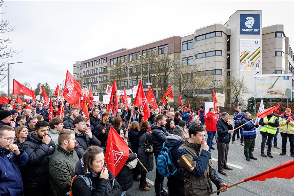 Gegen die geplanten Werksschließungen demonstrierten vor dem Nürnberger Standort Beschäftigte und Gewerkschaft. Daniel Karmann/dpa