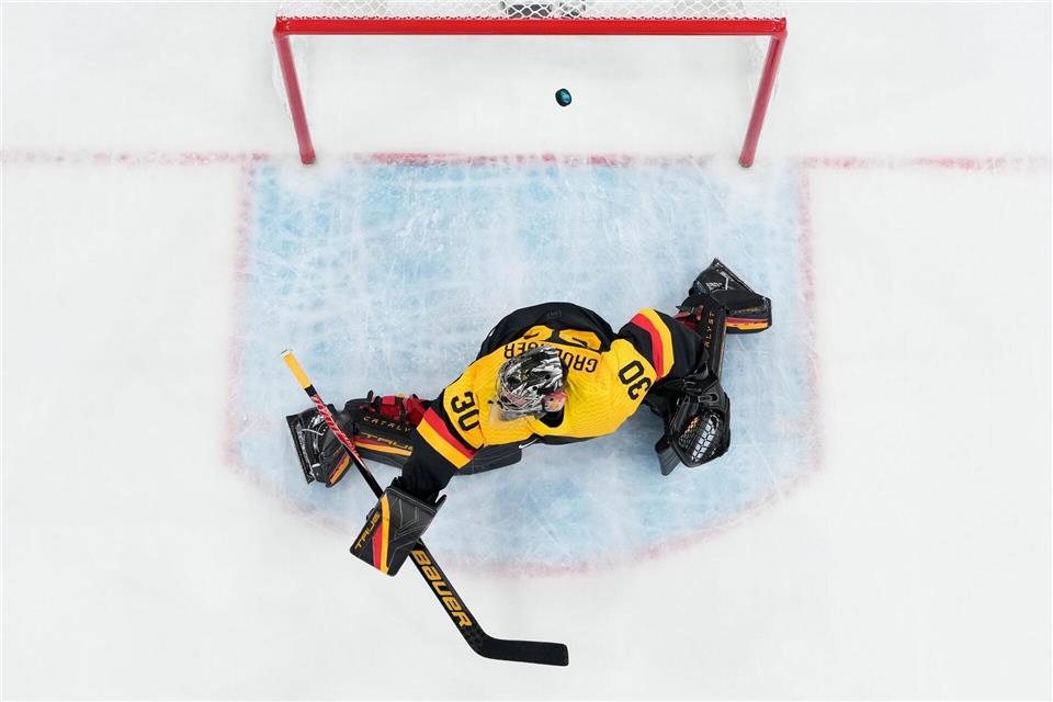 Gegen effiziente Letten kassierte NHL-Keeper Grubauer vier GegentoreDarko Bandic/AP/dpa