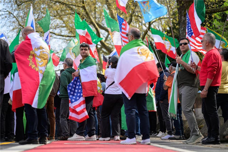 Gegen ein Ende der Eskalation im Nahost-Konflikt demonstrieren die Menschen in Frankfurt. Hannes P. Albert/dpa