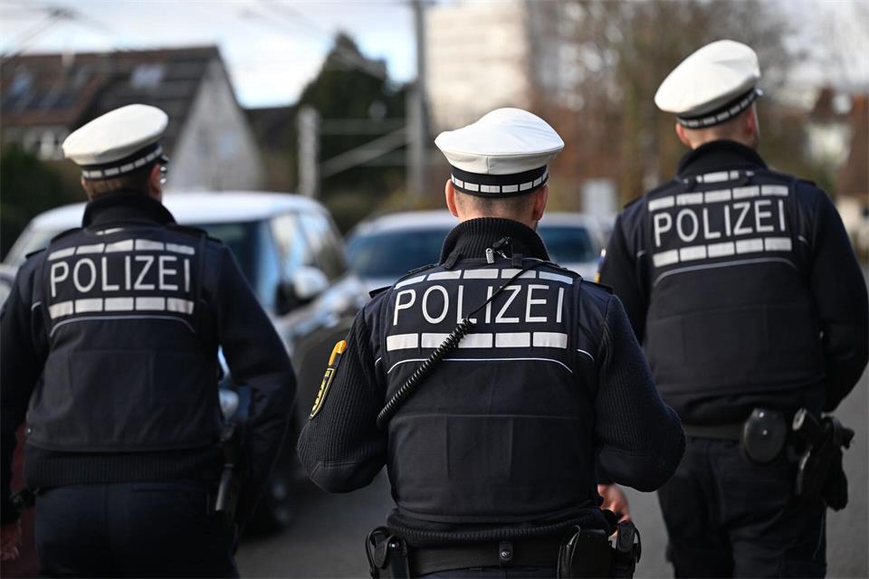 Gegen einen Mann bestand ein offener Haftbefehl - er kam daher ins Gefängnis. (Symbolbild)Bernd Weißbrod/dpa