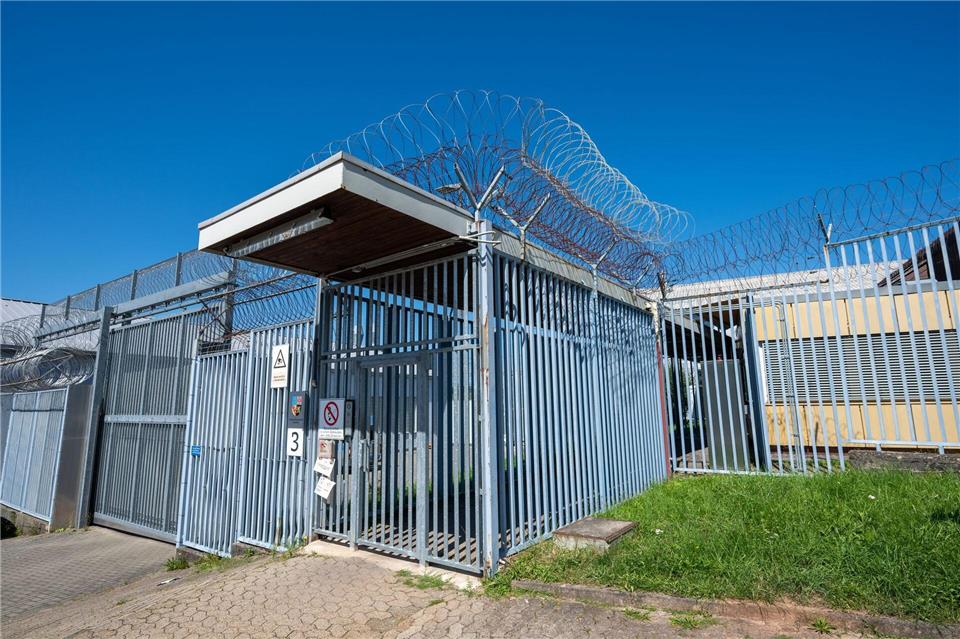 Gegen einen der Beamten wurde ein förmliches Verfahren eingeleitet. (Archivbild)Harald Tittel/dpa
