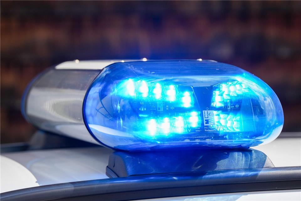 Gegen einen der Insassen lag ein offener Haftbefehl vor. (Symbolbild)Soeren Stache/dpa