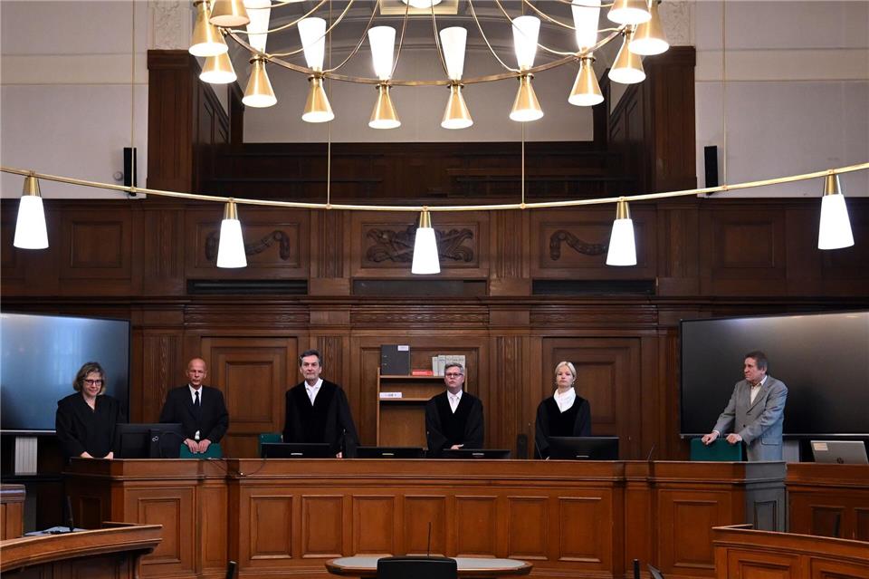 Gegen mutmaßliche Mitglieder einer Bande wird wegen Betrugs mit angeblich wertvollen Büchern verhandelt.Lilli Förter/dpa