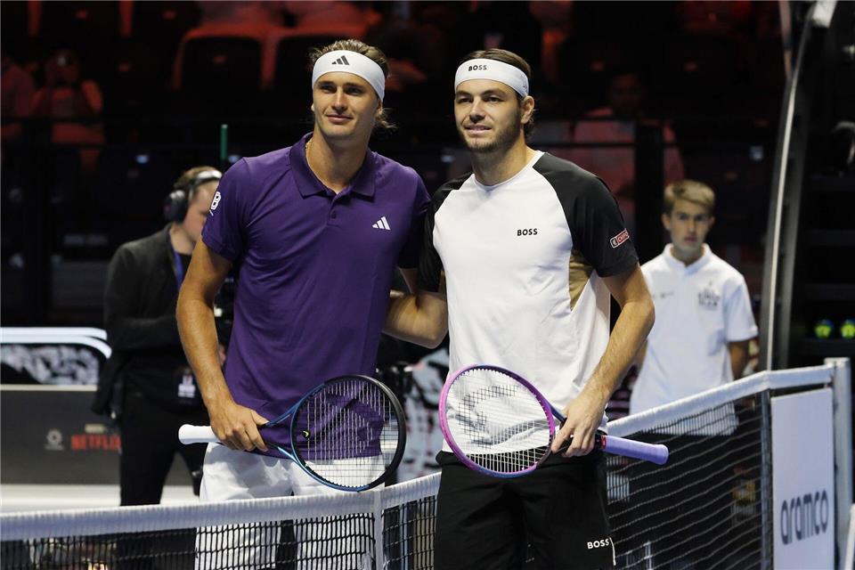 Spott und die Schulter: Zverevs kurzes Gastspiel in Riad Gegen seinen Angstgegner Taylor Fritz (r) verlor Alexander Zverev zum siebten Mal nacheinander.Felice Calabro/IPA via ZUMA Press/dpa