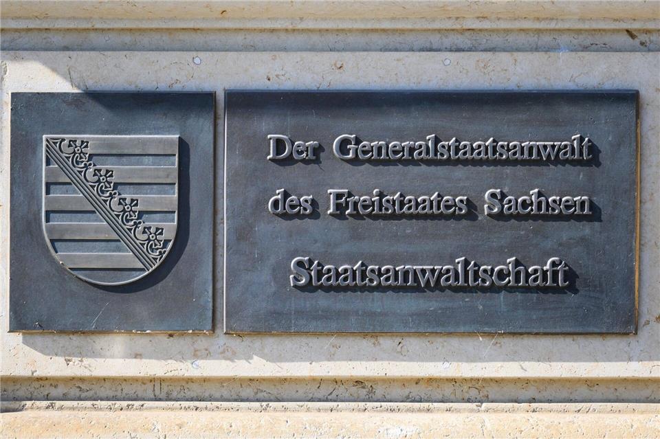 Gegen zwei mutmaßliche Rechtsextremisten hat die Staatsanwaltschaft Dresden Anklage wegen eines brutalen Angriffs auf einen 19-Jährigen erhoben. (Symbolbild)Robert Michael/dpa