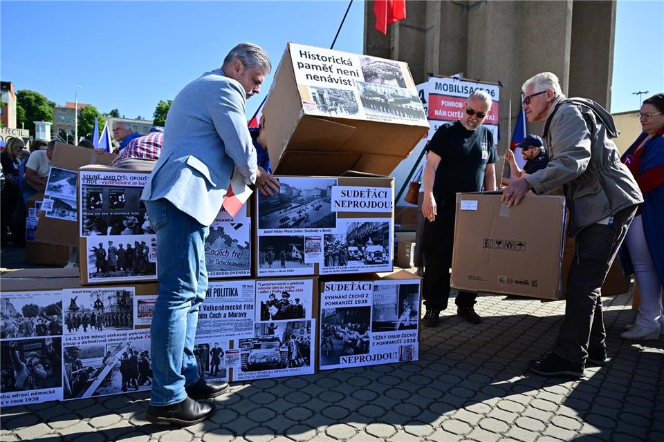 Gegendemonstranten bauen am Messegelände in Brünn (Brno) eine symbolische Barrikade.·álek Václav/CTK/dpa