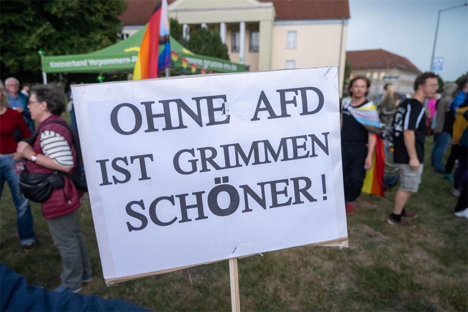 Gegendemonstranten haben gegen die Großveranstaltung der AfD in Grimmen protestiert. Stefan Sauer/dpa
