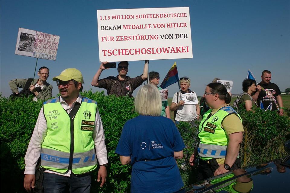 Gegendemonstranten protestieren gegen den Versöhnungsmarsch. Die Polizei war mit einem Anti-Konflikt-Team im Einsatz.Michael Heitmann/dpa