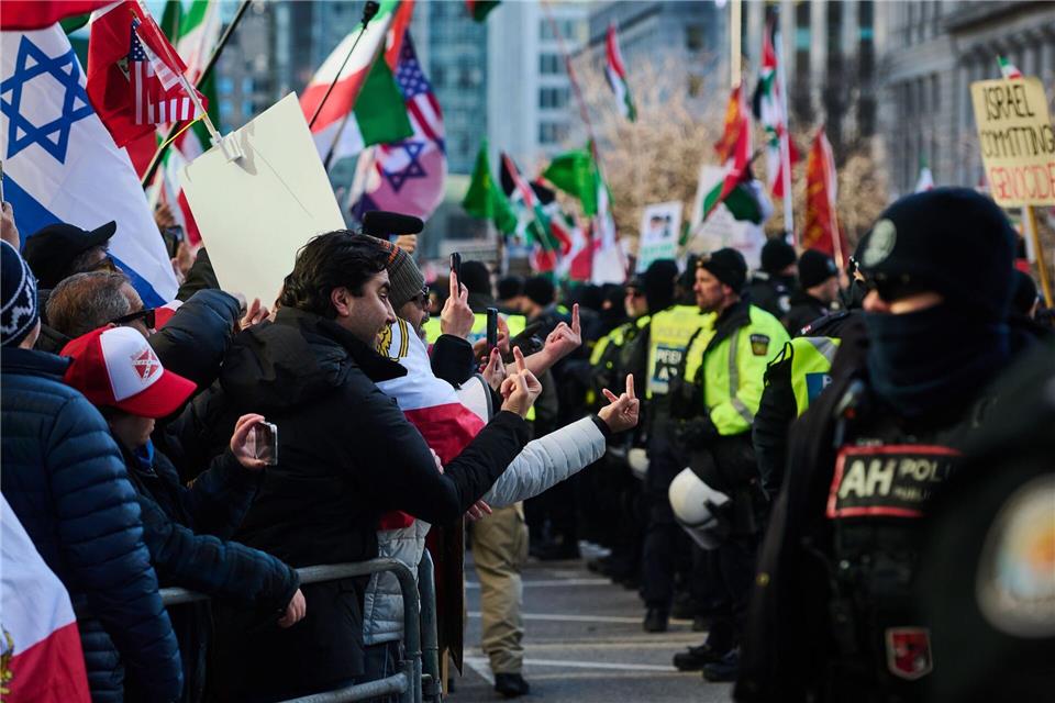 Gegendemonstranten reagieren auf vorbeiziehende Demonstranten in Toronto.Sammy Kogan/The Canadian Press/dpa