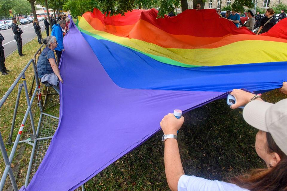 Gegendemonstranten zeigten in Magdeburg eine große Regenbogenfahne. Die AfD meint laut ihrem 100-Tage-Programm, die Fahne stehe „für die Entwertung der Familie und der tradierten gesellschaftlichen Normalität“.Klaus-Dietmar Gabbert/dpa