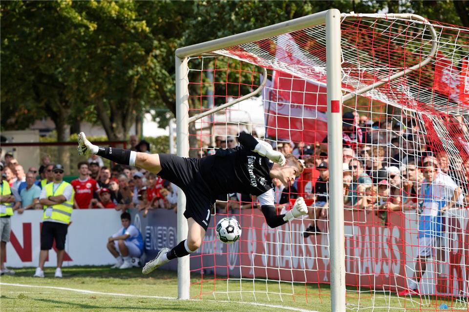 Gegentor zunächst verhindert: Bahlingens Keeper rettet in letzter Sekunde.Philipp von Ditfurth/dpa