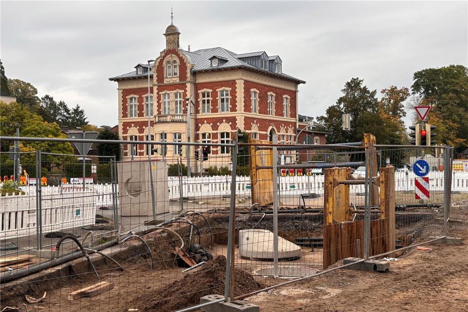 Gegenüber der historischen Villa Bucholtz laufen derzeit Kanalbauarbeiten. Damit soll eine Verbindung zu dem künftigen Neubaugebiet Wasserstiege geschaffen werden.