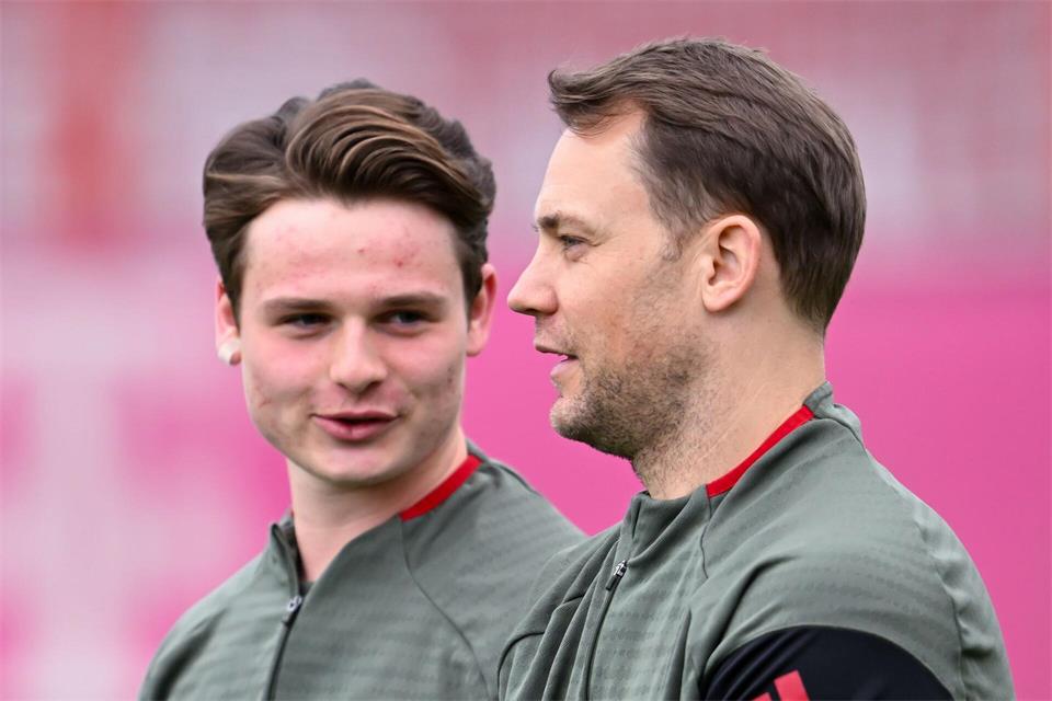 Gegenwart und Zukunft im Tor: Der 40-jährige Manuel Neuer (r) und sein Kronprinz Jonas Urbig. (Archivbild) Sven Hoppe/dpa