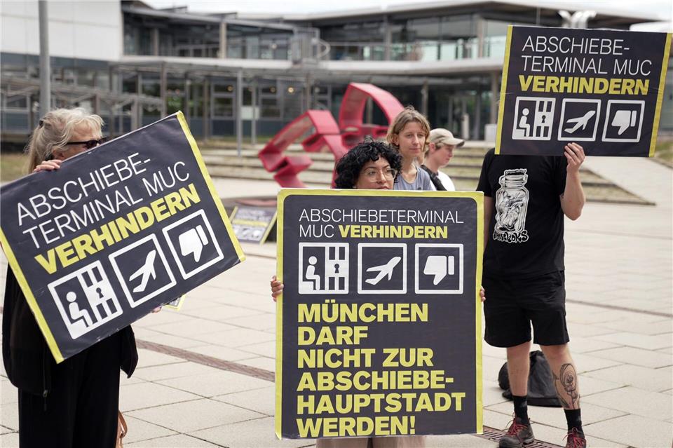 Gegner des Abschiebeterminals demonstrierten vor der Entscheidung gegen das Projekt.Ehsan Monajati/dpa
