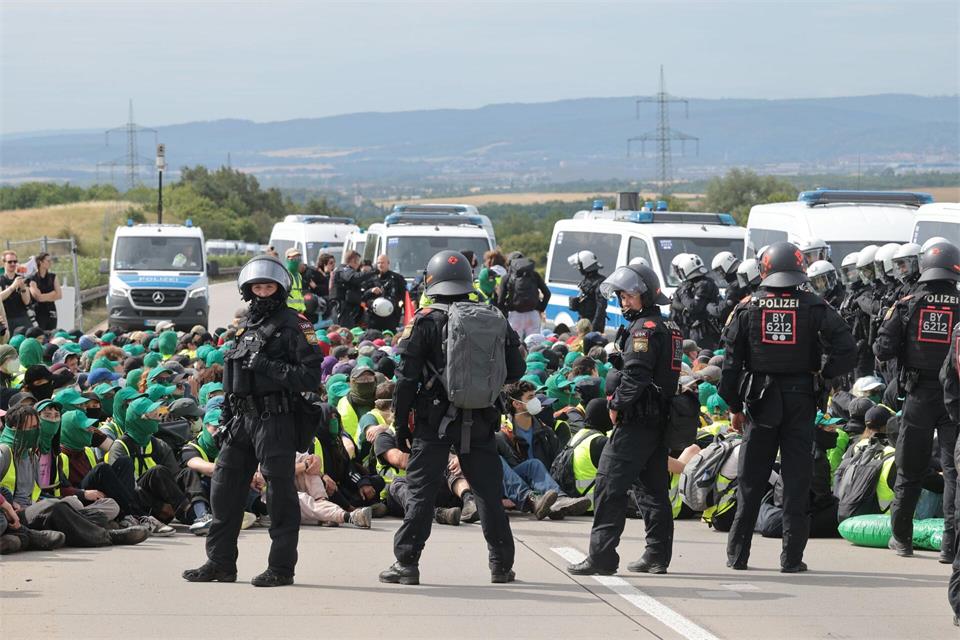 Gegner des AfD-Bundesparteitags fanden sich teils auch zu Sitzblockaden auf einer Autobahn zusammen. (Archivbild)Michael Reichel/dpa