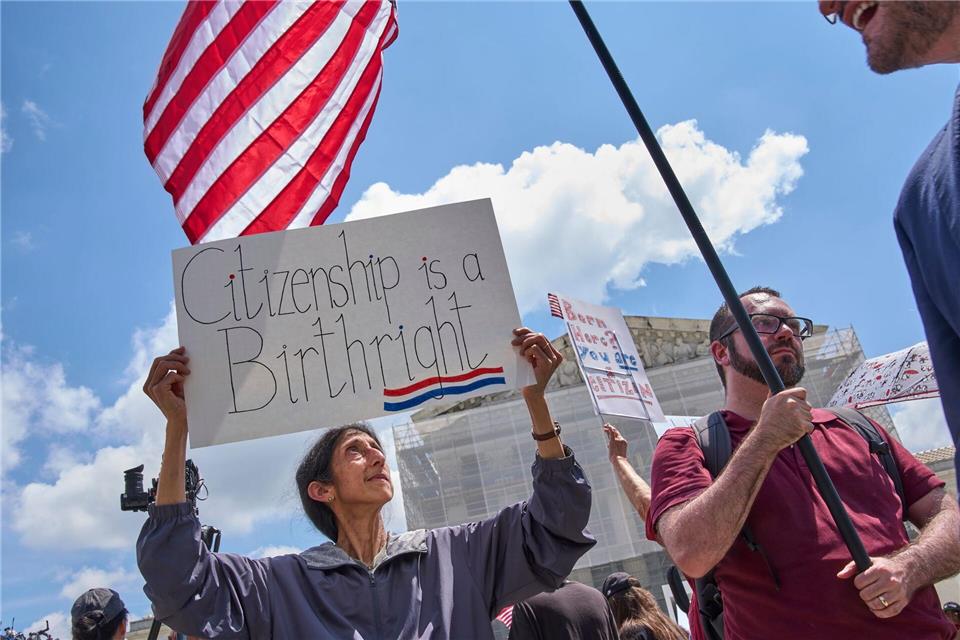 Gegner einer Änderung des US-Geburtsrechts demonstrieren. (Archivbild)Jacquelyn Martin/AP/dpa