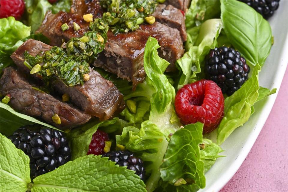 Gegrilltem Fleisch gibt Chimichurri eine frische, kräutrige Leichtigkeit, mit einem Schuss leichter Schärfe und Säure.Ariane Bille/BVEO/dpa-tmn