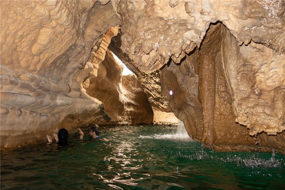 Geheime Oase: Hinter der kaum sichtbaren Felsöffnung verbirgt sich diese eindrucksvolle Grotte.Andreas Drouve/dpa-tmn