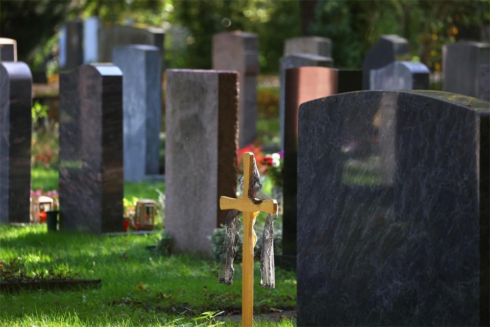 Geheimer Ort der letzten Ruhe? Nahe Angehörige dürfen auch nach der Beisetzung erfahren, wo die verstorbene Person bestattet wurde – sofern dies nicht ihrem Willen widerspricht.Karl-Josef Hildenbrand/dpa