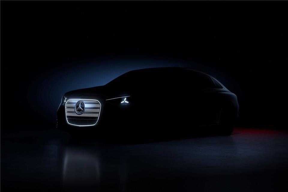 Geheimnisvolle Sil­hou­et­te der neuen elektrischen C-Klasse von Mercedes-BenzMercedes-Benz Group AG/dpa-tmn