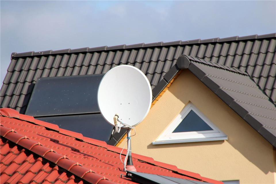Geheimwaffe auf dem Dach: Aktuellen Messungen zufolge kommt das TV-Signal per Sat grundsätzlich am schnellsten an. Während der WM ist nur das Kabelnetz noch einen Tick fixer.Nestor Bachmann/dpa-tmn