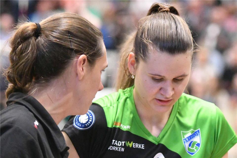 Gehen gemeinsam in die Zukunft der Skurios Volleys: Trainerin Kira Walkenhorst (links) ist froh über den Verbleib von Mittelblockerin Lara Kretschmer in Borken.